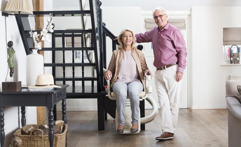 Handicare_Freecurve_couple_stairlift_HR (4) – kopie