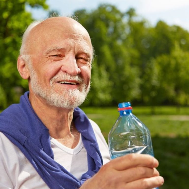 Man met waterfles
